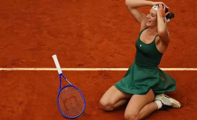 烏克蘭球手歌絲蒂克（Marta Kostyuk）在西班牙馬德里舉行的馬德里公開賽女子單打決賽中擊敗安德烈耶娃（Mirra Andreeva）後慶祝。(美聯社圖片/Manu Fernandez) AP圖片