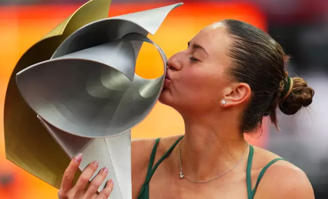 烏克蘭球手歌絲蒂克（Marta Kostyuk）在西班牙馬德里舉行的馬德里公開賽決賽中奪冠後，親吻獎盃。(美聯社圖片/Manu Fernandez) AP圖片