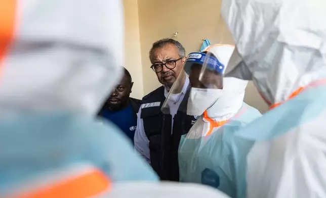 世界衞生組織總幹事譚德塞於2026年5月31日周日到訪剛果布尼亞的基督教醫療中心（CEM），探望衞生工作者。(美聯社圖片/Moses Sawasawa) AP圖片