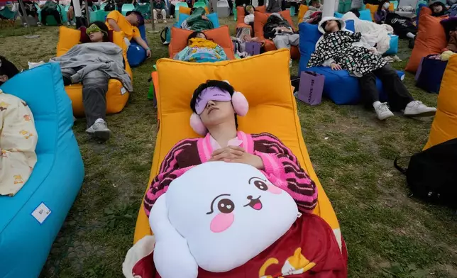 參賽者於2026年5月2日（周六），在南韓首爾汝矣島漢江公園參與2026年漢江午睡大賽期間小睡。(美聯社圖片/安英俊) AP圖片