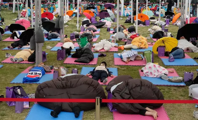 參賽者於2026年5月2日（周六），在南韓首爾汝矣島漢江公園（Yeouido Hangang Park）參與2026年漢江午睡大賽期間小睡。(美聯社圖片/安英俊) AP圖片