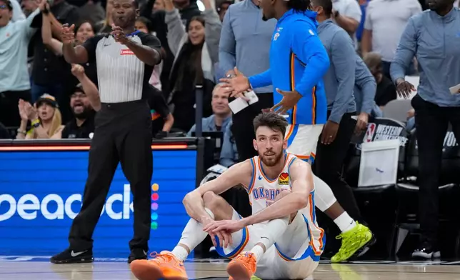 俄克拉荷馬城雷霆中鋒切特·霍姆格倫（7號）在西岸決賽第六場NBA季後賽下半場，於周四（2026年5月28日）在聖安東尼奧對陣聖安東尼奧馬刺時，對一次封阻投籃作出反應。(美聯社圖片/David J. Phillip) AP圖片