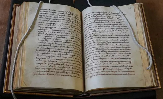 二零二六年五月八日周四，羅馬國家中央圖書館展示八世紀手稿抄本《聖比德英吉利民族教會史》左頁最後一行上方可見五行罕見且失傳已久的《卡德蒙讚美詩》——首部以古英語寫成的詩歌。(美聯社圖片/Andrea Rosa) AP圖片