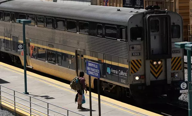 2026年4月30日周四，一名乘客在加州埃默里維爾（Emeryville）的一個車站等候登上美國國鐵列車。(美聯社圖片/Jeff Chiu) AP圖片