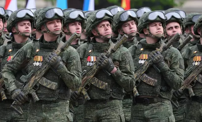俄羅斯軍人於2026年5月9日，在莫斯科出席勝利日閱兵，慶祝蘇聯在第二次世界大戰戰勝納粹德國81周年。(美聯社圖片/Shamil Zhumatov/Pool Photo) AP圖片