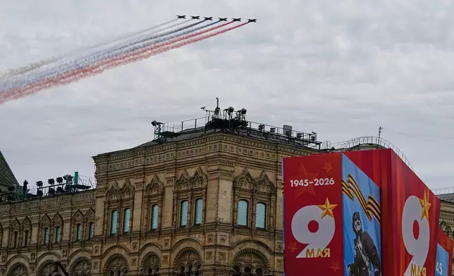 俄羅斯空軍Su-25戰機於2026年5月9日，在莫斯科勝利日閱兵期間飛越紅場，留下俄羅斯國旗顏色的煙霧。(美聯社圖片/Alexander Zemlianichenko, Pool) AP圖片