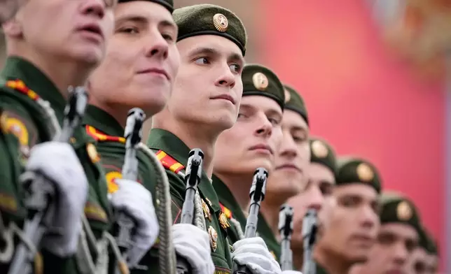 俄羅斯軍人於2026年5月9日，在莫斯科出席勝利日閱兵，慶祝蘇聯在第二次世界大戰戰勝納粹德國81周年。(美聯社圖片/Pavel Bednyakov, Pool) AP圖片