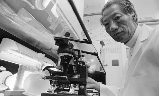 (美聯社圖片/資料圖片) 1974年8月12日，麻省舒茲伯利伍斯特實驗生物學基金會的張明覺醫生，亦是避孕藥的先驅之一，擺姿勢拍照。他與已故格雷戈里·平卡斯醫生的生育研究，促成了20年前發現可供雌性動物口服以抑制排卵及避孕的化合物。 AP圖片