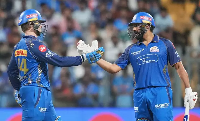 孟買印度人球員賴恩歷基頓（Ryan Rickelton）（左）與羅希特沙瑪（Rohit Sharma）慶祝他攻入50分。攝於2026年5月4日周一印度孟買舉行的印度超級板球聯賽孟買印度人對勒克瑙超級巨人板球賽。(美聯社圖片/Rafiq Maqbool) AP圖片