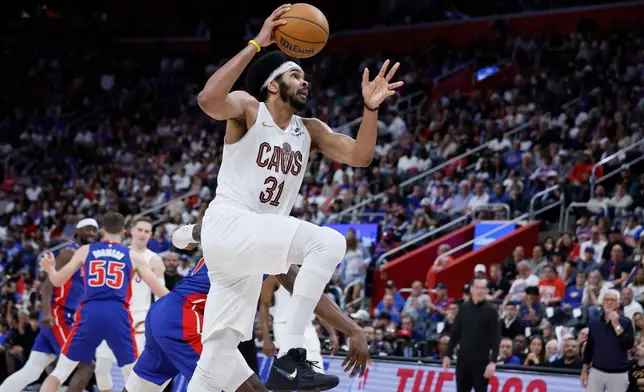 2026年5月17日周日，底特律，NBA季後賽第二圈第七場賽事下半場，克里夫蘭騎士中鋒查列艾倫（31號）攻向籃底，對陣底特律活塞。(美聯社圖片/Duane Burleson) AP圖片