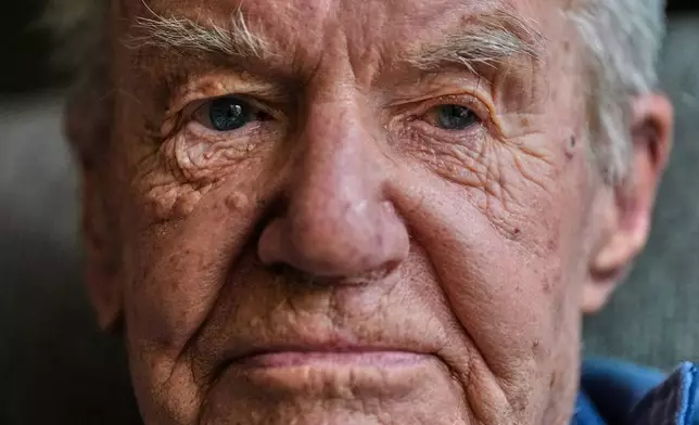 106歲的珍珠港倖存者弗里曼約翰遜，2026年5月6日在麻省森特維爾家中接受訪問時，聆聽問題。(美聯社圖片/查爾斯克魯帕) AP圖片
