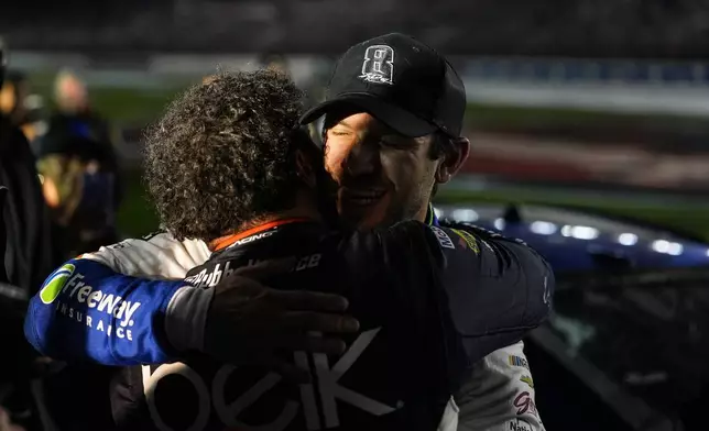 丹尼爾·蘇亞雷斯（右）在北卡羅來納州夏洛特贏得NASCAR盃系列賽車賽後，獲巴布·華萊士擁抱。攝於2026年5月24日周日。(美聯社圖片/Matt Kelley) AP圖片