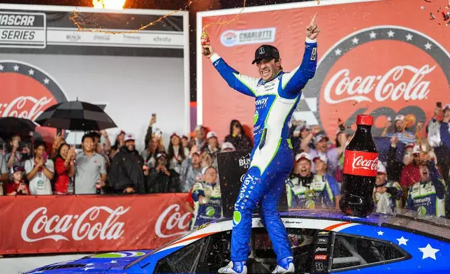 丹尼爾·蘇亞雷斯在北卡羅來納州夏洛特贏得NASCAR盃系列賽車賽後，在勝利區慶祝。攝於2026年5月24日周日。(美聯社圖片/Matt Kelley) AP圖片