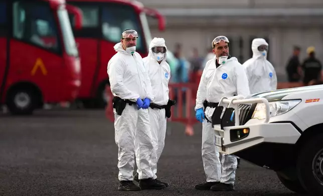 2026年5月10日周日，一艘爆發漢他病毒疫情的郵輪「洪迪烏斯號」抵達西班牙加那利群島特內里費島的格拉納迪利亞港後，民防衞隊邊境警員在場。(美聯社圖片) AP圖片