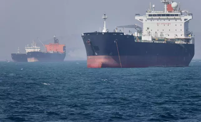 2026年5月2日，周六，油輪停泊在霍爾木茲海峽伊朗阿巴斯港（Bandar Abbas）對開海域。(美聯社圖片/Amirhosein Khorgooi/ISNA) AP圖片