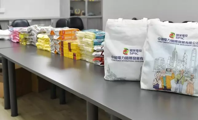 中國電力向長者派發100個內含香米及養生湯包的福袋，傳遞溫馨祝福。