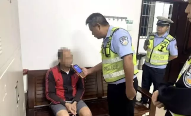 男子酒後開啟智能輔助駕駛，途中竟睡著雙手離開軚盤。影片截圖