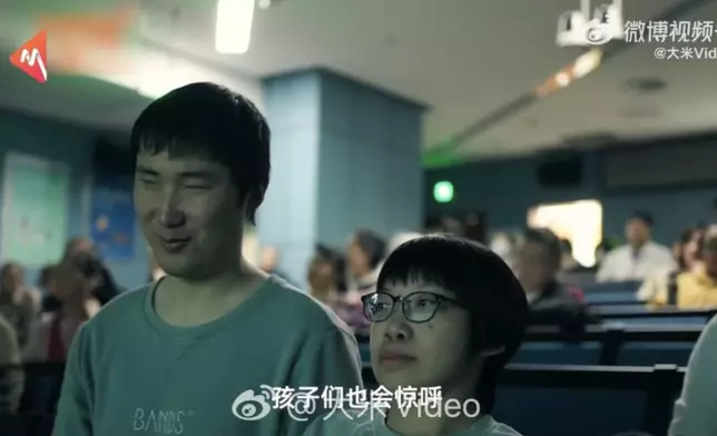 90後殘障夫妻用聲音為視障人士「翻譯」電影，2年完成20多場口述影像，影片截圖