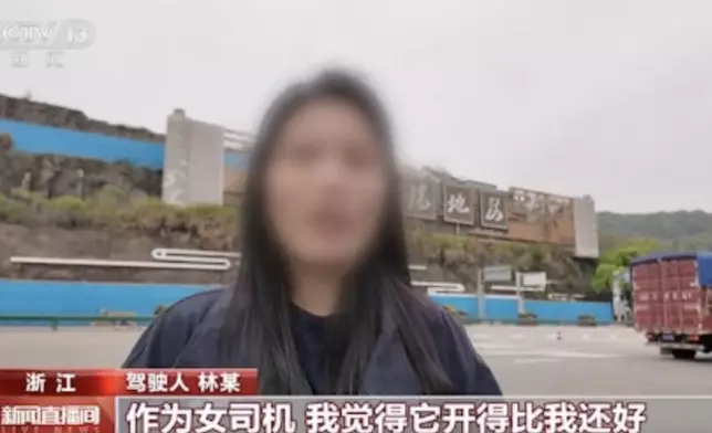 女司機高速上開輔助駕駛後竟雙手離開軚盤化妝食飯跳舞。微博圖片