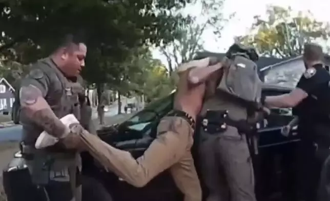 醉漢遭警犬咬腿後反咬回去，警員揮拳迫鬆口惹執法爭議。網上圖片