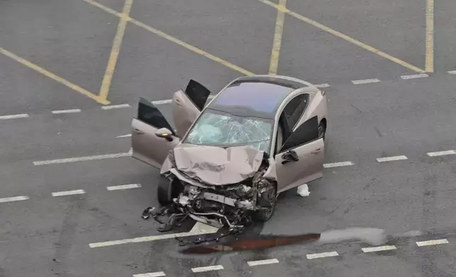 轎車損毁。微博圖片