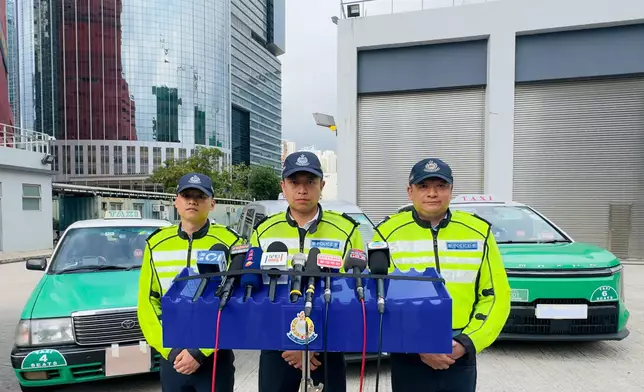 東九龍總區交通部執行及管制組特遣隊督察潘俊豪（中）向傳媒簡報案情。