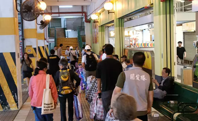 關愛隊幫居民運物品。巴士的報記者攝
