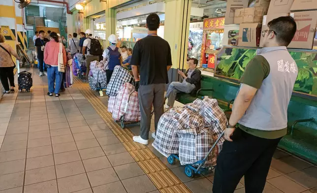 關愛隊幫居民運物品。巴士的報記者攝