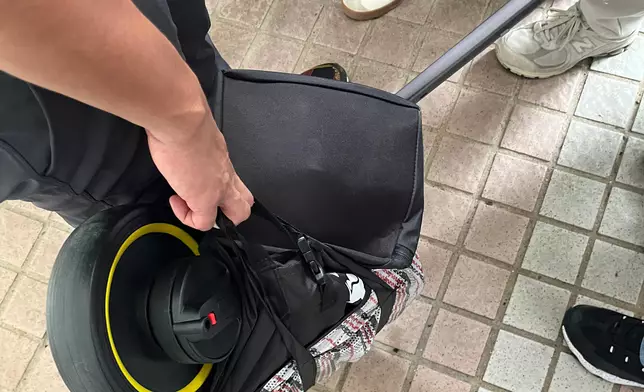 袁先生手拿的物品。巴士的報記者攝