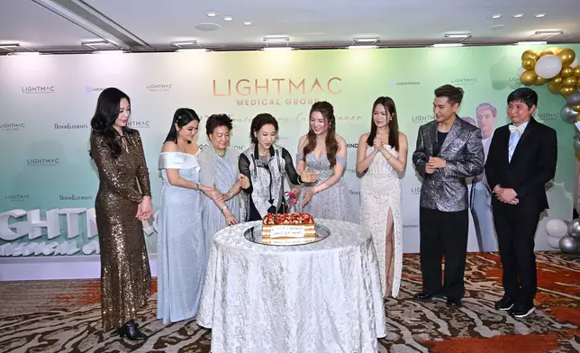 記者會上，眾人為林漪娸和單文柔慶祝生日。 (左起)王馨平、LIGHTMAC老闆陳玥心、LIGHTMAC老闆朱太、林漪娸、單文柔、梁敏巧、陳展鵬、LIGHTMAC老闆何有為醫生。