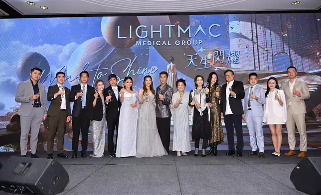 LIGHTMAC醫療團隊台上祝酒，(左起) 盧承軒醫生、鍾志豪醫生、脊醫鄧曉陽、何醫生夫人、何有為醫生、陳玥心、單文柔、陳展鵬、朱太、林漪娸、王馨平、朱生、何家謙醫生、黃詠寧醫生、劉顯俊醫生。