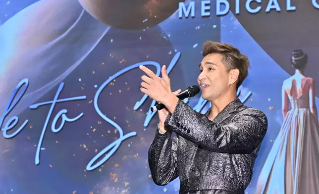 陳展鵬為晚宴獻唱兩首歌。