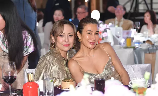 鄧萃雯與黃佩霞均是凍齡女神。