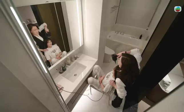 佘詩曼一家三口嘅溫馨互動真係好感人。