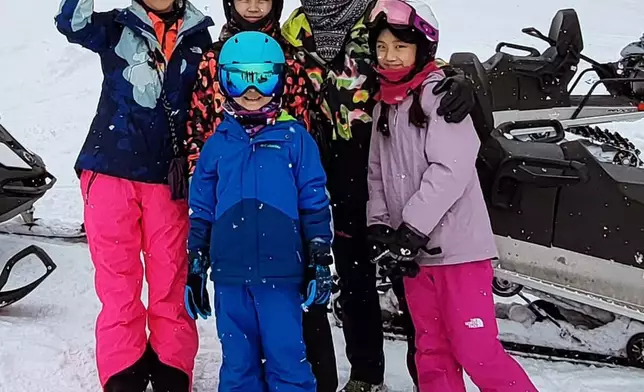 一家五口生活幸福美滿。