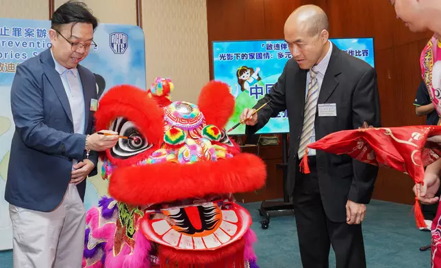 主禮嘉賓為「醒獅」簪花掛紅點睛。