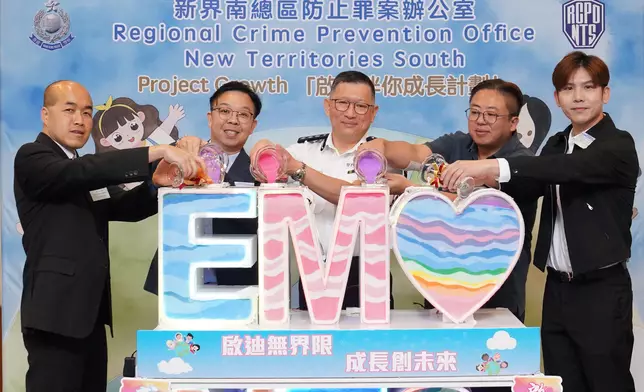 主禮嘉賓為活動舉行亮燈啟動禮。