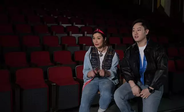 可嵐對着旭培，似阿媽教仔。