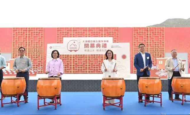 大澳鹽田橋及寶珠潭橋開幕典禮5月3日舉行。圖示（左二起）土木工程拓展署署長方學誠、新界鄉議局主席劉業強、民政及青年事務局局長麥美娟、發展局局長甯漢豪、中聯辦新界工作部副部長孫學偉、立法會發展事務委員會主席林筱魯、大澳鄉事委員會主席何紹基，以及其他嘉賓主持開幕典禮。政府新聞處圖片
