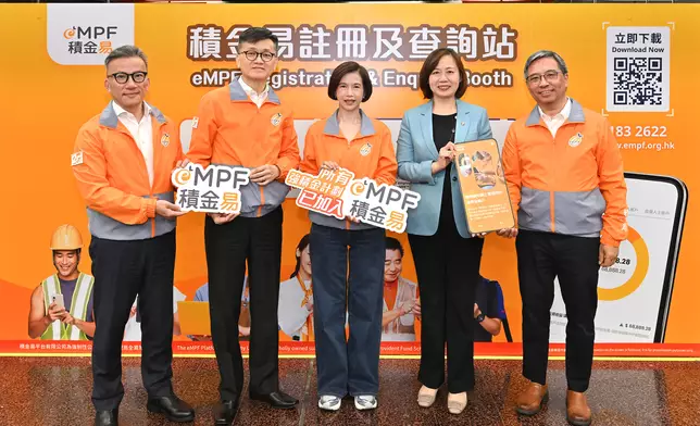積金局及積金易平台公司主席劉麥嘉軒（中）、積金局行政總監鄭恩賜（左二）及機構事務總監劉家麒（左一）、積金易平台公司行政總裁呂志堅（右一）及港鐵公司行政總裁楊美珍（右二）體驗「積金易」註冊及查詢站的服務。積金局圖片