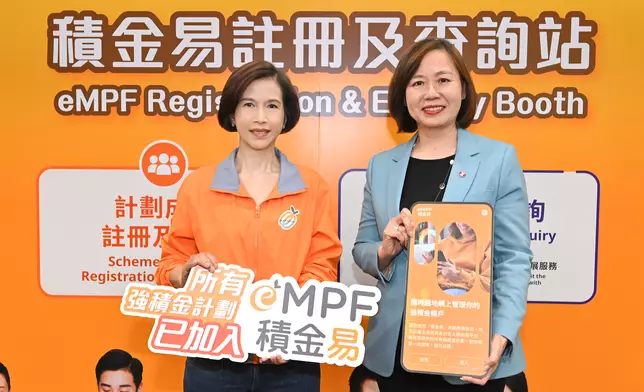積金局及積金易平台公司主席劉麥嘉軒（左） 到港鐵太古站的「積金易」註冊及查詢站，瞭解用戶使用及註冊「積金易」的情況。港鐵公司行政總裁楊美珍（右） 亦到場支持。積金局圖片