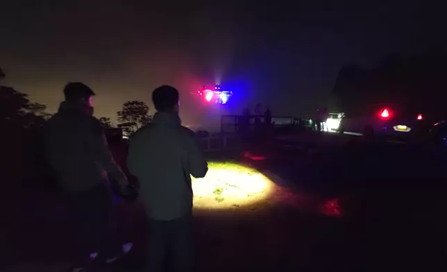 警方出動無人機，配合在通往飛鵝山的沿途路段設置路障檢查車輛。