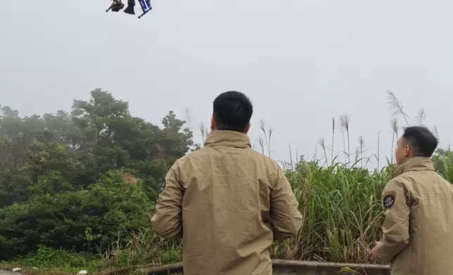 警方出動無人機，配合在通往飛鵝山的沿途路段設置路障檢查車輛。