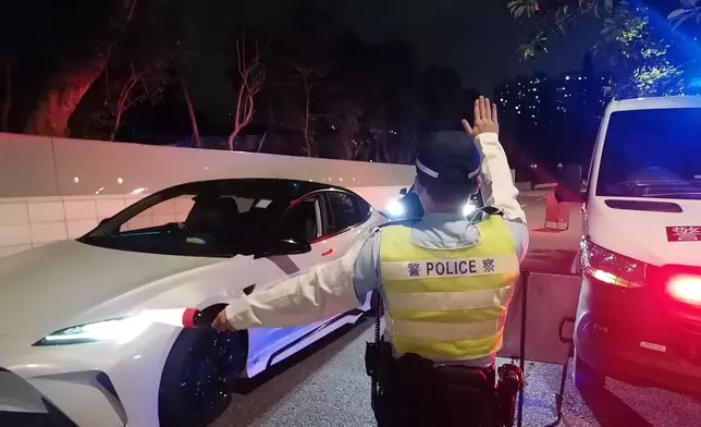 警方在通往飛鵝山的沿途路段設置路障檢查車輛。