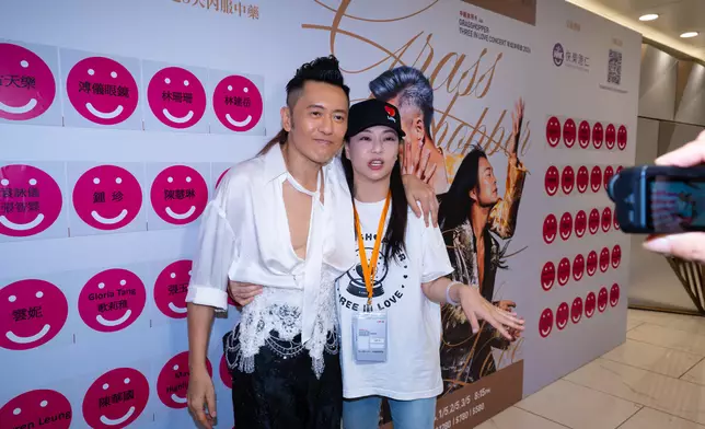 太太劉小慧與兩個囡囡Yumi和Ina上前擁抱。