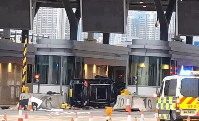 港珠澳大橋私家車疑自炒撞檢查亭。fb圖片