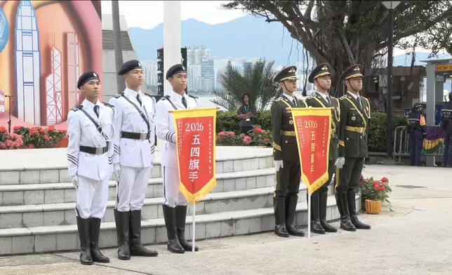 香港各界青少年活動委員會星期一（5月4日）在灣仔金紫荊廣場舉行升旗禮。fb視頻截圖