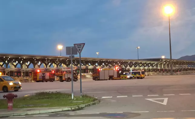 港珠澳大橋私家車疑自炒撞檢查亭。fb圖片