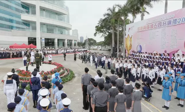 香港各界青少年活動委員會星期一（5月4日）在灣仔金紫荊廣場舉行升旗禮。fb視頻截圖