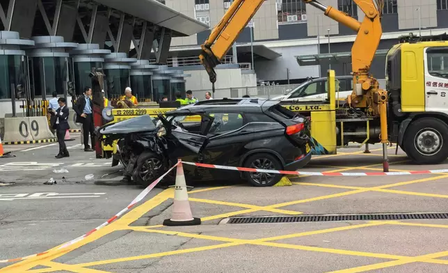 港珠澳大橋私家車疑自炒撞檢查亭。fb圖片